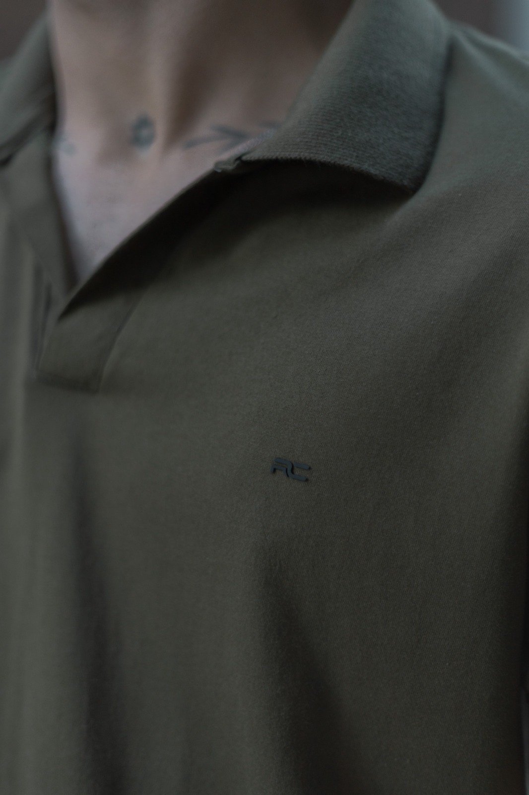 Polo gola v - Imagem 2